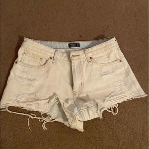 Size 28 (6) Off-White Abercrombie & Fitch Low Rise Jean Short